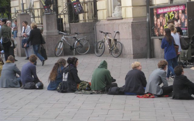 Mieskerjäläiset takaapäin.