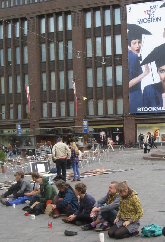 Mieskerjäläiset performanssissa..