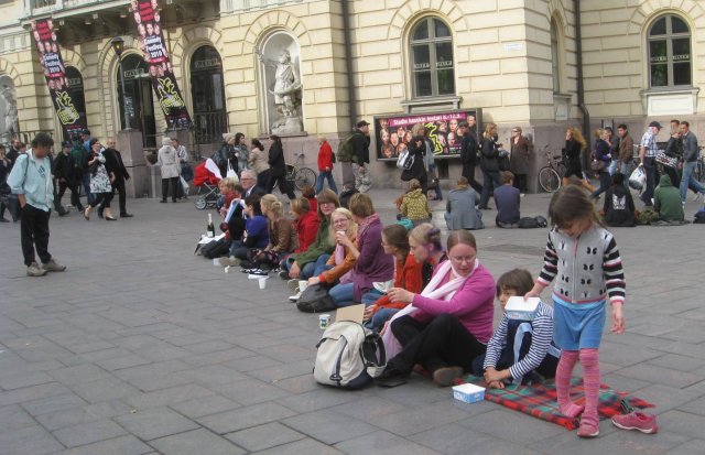 Naiskerjäläiset performanssissa.