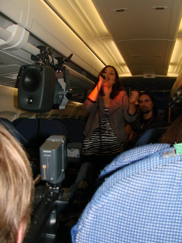 Laura Närhi esiintyi Nrj:n ja Blue1'in Taivaallisella keikalla.