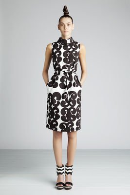 Marimekon Tarhakuosi Samu-Jussi Kosken suunnittelemassa asussa. Kuva: Marimekko