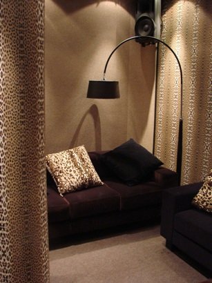 Velvetin vip-tila. Leopardikuosi on pohjana paikan sisustuksessa.