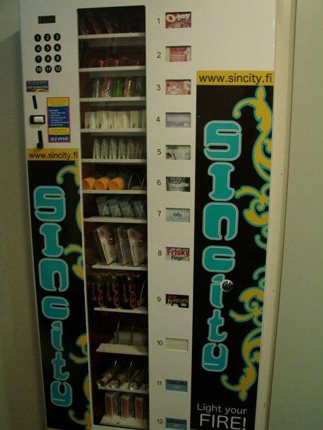 DOM Helsingin naistenvessan automaatista saa mm. hiuslakkaa ja suklaa bodyglidea.