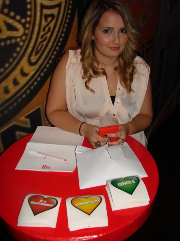 Deitti.net Sinkkubileissä jaettiin suhdestatustarroja.