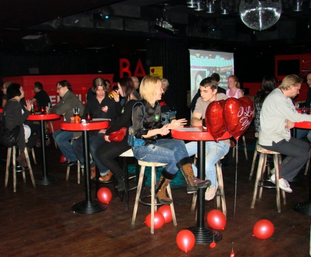 Sinkkubileiden speeddeitingin 1. kierros.