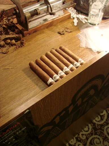 Paikan päällä käsintehtyjä kuubalaisia sikareja Baltic Princessillä.