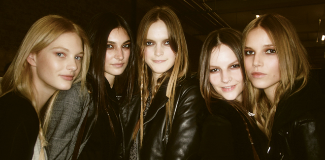 Huippumalli Suvi Koponen (oikealla) ja malliystävät Rag & Bonen näytöksessä ja Revlonin meikeissä New Yorkissa 11.2.2011.