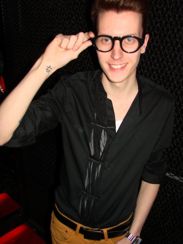 Miss Drag Queen 2011 @ Dtm 1.4. ”Ekolasit,” artesaani Joona, 25, kuvaili rillejään. Ekoteko se on pienikin teko.