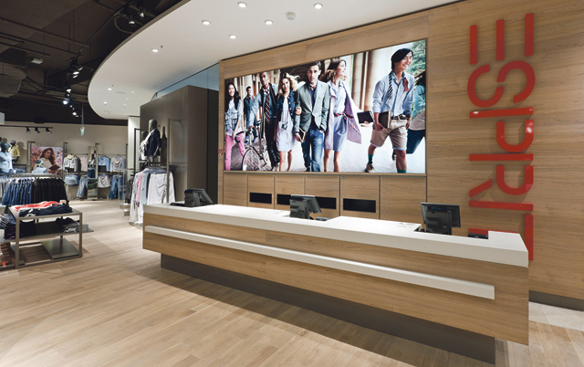 Esprit'n liikkeitä on Suomessa jo 18.