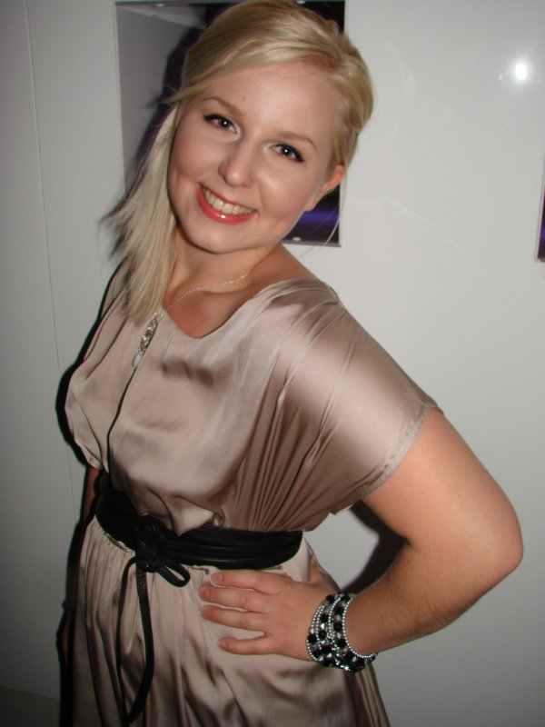 Helsinki Club 11.5. ”Luen Hesaria viikonloppuisin,” kertoi opiskelija Laura, 20. Baaria vai lehteä, samapa tuo. Kuin avointa kirjaa kuitenkin.