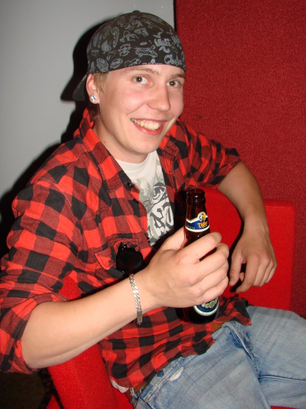 Helsinki Club 11.5. Yksityisyrittäjä Teemu, 21, kertoi olevansa kuljetusalalla. Saako tältä mieheltä siis kyytiä?