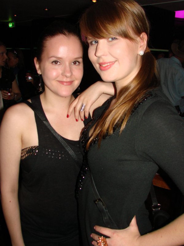 Helsinki Club 11.5. ”Mahdollisimman korkeat korot,” liiketalouden opiskelijat Milla, 22, ja Johanna, 23, sanoivat yhteen ääneen. Tässä ei ole alhaisten korkokantojen likkoja.