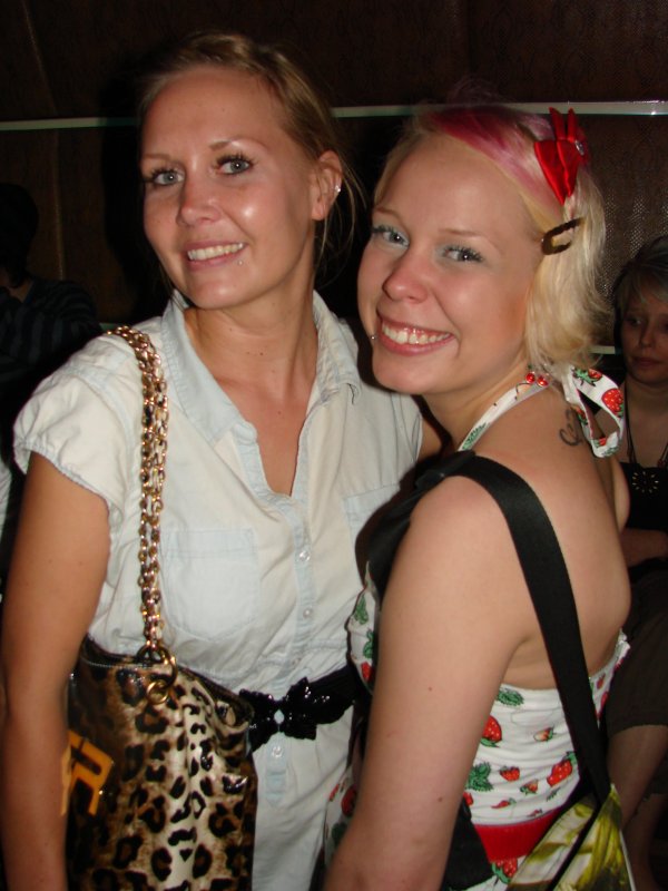 Helsinki Club 11.5. Ravintola-alalla töissä olevat Heidi, 28, ja Jenna, 22, sanoivat että viikolla on parempi bilettää, koska silloin on vähemmän porukkaa liikenteessä. Niinpä, eipä tartte katella kaikkien urpojen naamoja.