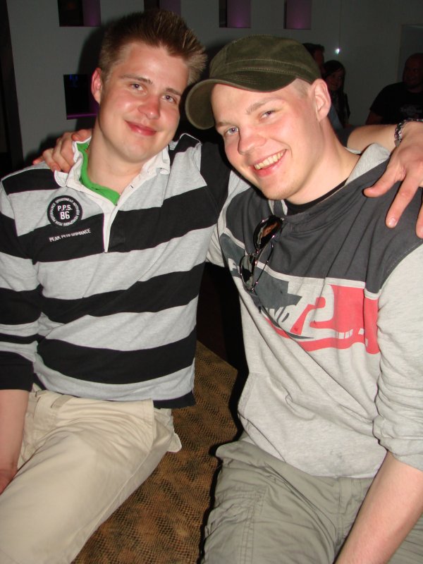 Helsinki Club 11.5. Töissä käyvä Esko, 22, oli liikenteessä kieliä opiskelevan kaverinsa Olavin, 22, kanssa. Tytöt huomio, kielimies liikenteessä!