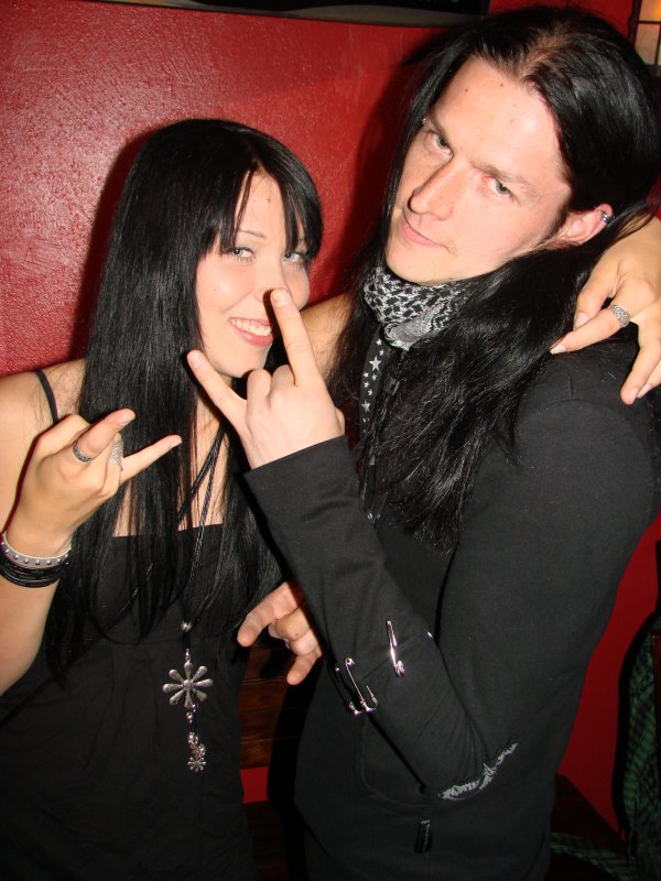 Super Saturdays @ DOM 14.5. Mia, 23, oli juhlimassa Sasapan kolmekymppisiä. ”Ei ole kolmenkympinkriisiä,” mies vakuutti. Kieltäminen on ensimmäinen merkki ongelmasta.