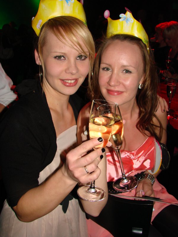 Super Saturdays @ DOM 14.5. Siskokset Minna, 25, ja Pia, 23, eivät harmittele Prinssi Williamin perään. ”Sillä on pälvikalju!” Mutta eikös se kruunu peitä sen…?