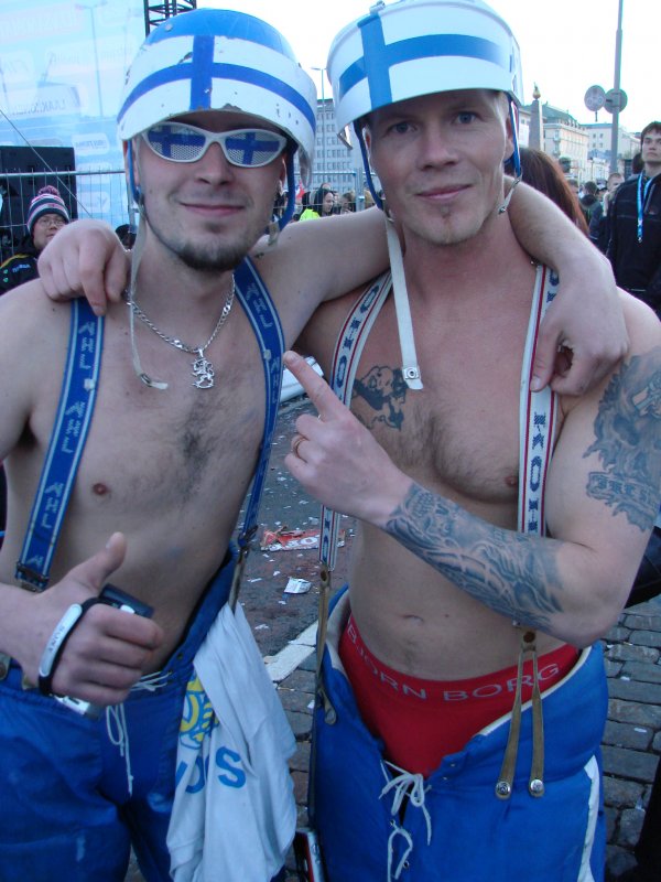 ”Tottakai rillataan!”, kertoivat kaverukset Otto ja Joni. Asianmukainen suojavarustuskin näyttää löytyvän.