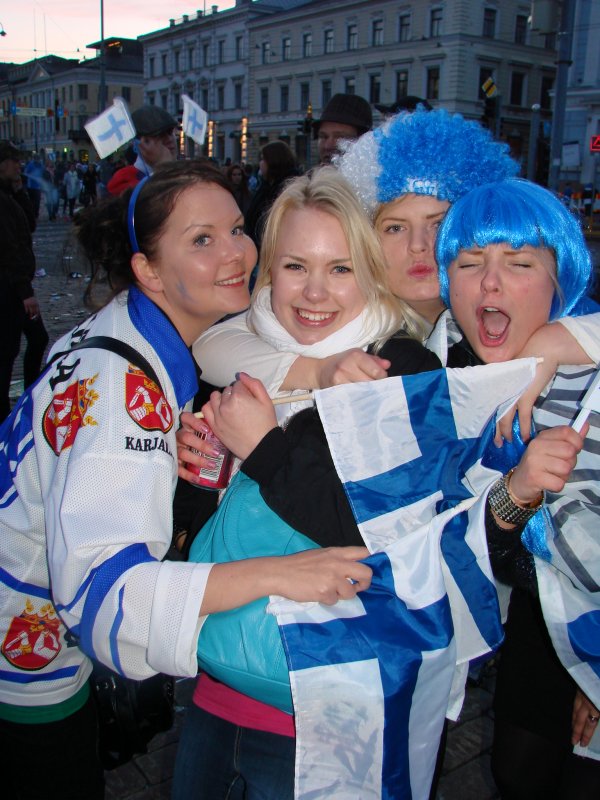 Tatja, 32, Jennis, 22, Mariia, 22, ja Maiju, 23, tapasivat torilla. Kerran 16 vuodessa suomalainenkin uskaltaa halata vierasta.