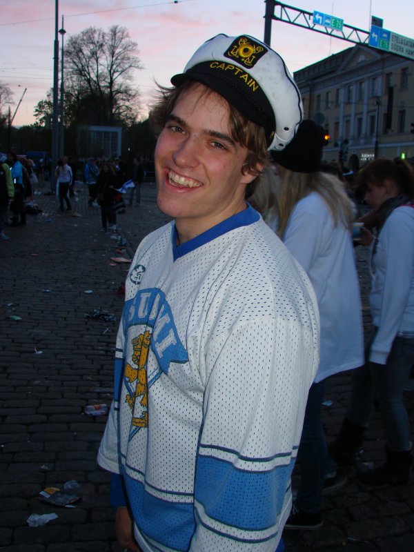 Opiskelija Mikon, 22, paita on ysäriltä. Toivottavasti uudet MM-paidat eivät ehdi haalistua kaapissa ihan näin pitkään!