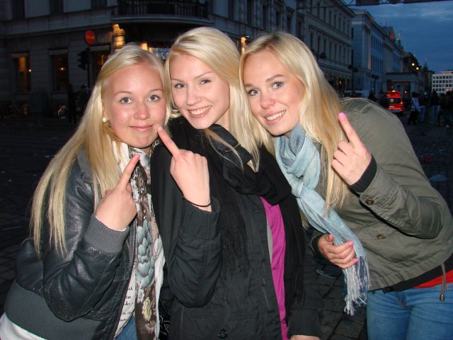 Kaverukset Anna, 20, Marika, 20, ja Emma, 20, hehkuttivat ilmaveiviä. Näiden mimmien kanssa varmaan moni tahtoisi veivata lähemminkin!