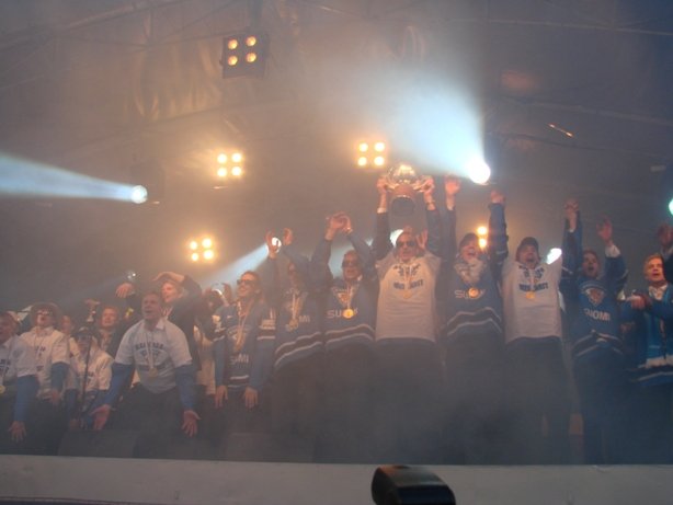 Leijonien MM-kultajuhlat Kauppatorilla.