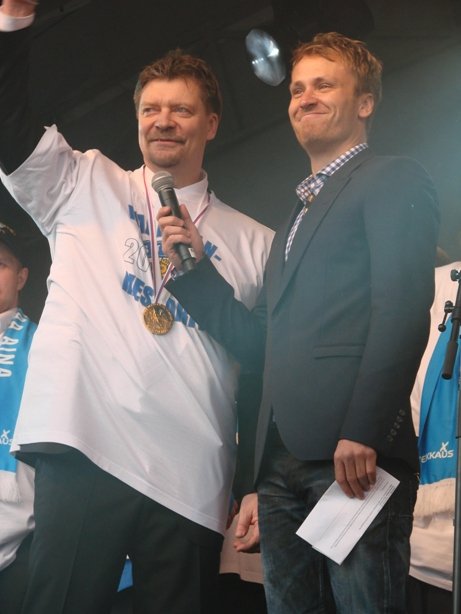 Leijonien valmentaja Jukka Jalonen juontaja Heikki Paasosen kanssa.
