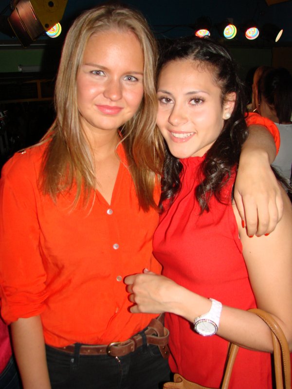 Cuba WAW 18.5. ”Miehet kuulemma lähtevät paremmin mukaan, kun on pukeutunut punaiseen”, kertoivat kauppatieteiden opiskelijat Linda, 20, ja Jasmina, 19. Ainakin härät varmaan.