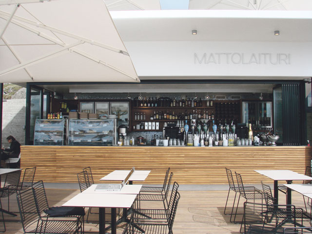 Mattolaiturin toisesta kerroksesta pääsee tiirailemaan merelle seitsemän metrin korkeudesta.