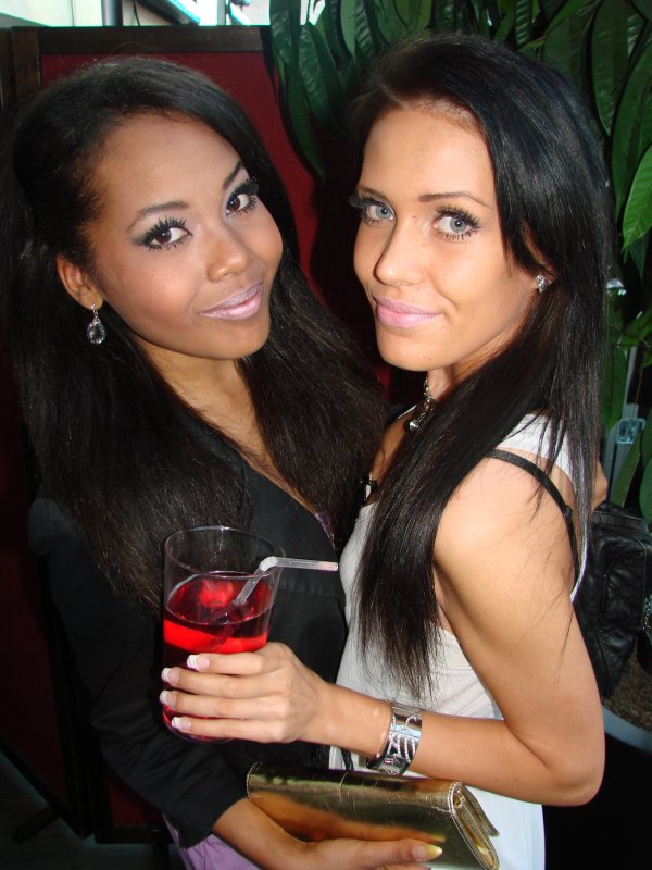 Mixxed avajaiset 4.6. Merkonomiopiskelijat Nicole, 18, ja Ina, 20. Tyttöjen huulipunaa ei voida sanoa väärän väriseksi, sillä ilmiselvästi väri oli unohtunut puikosta kokonaan.