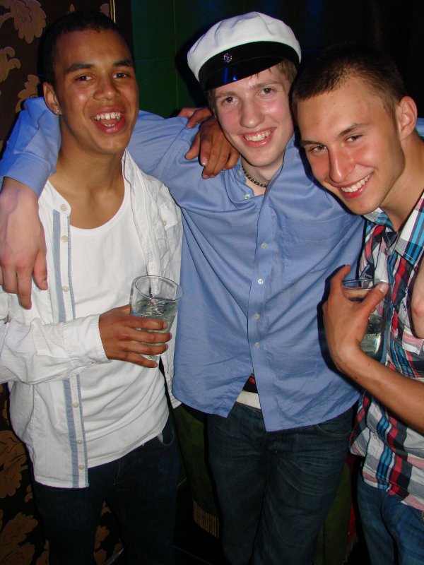 Fredan Tivoli 4.6. Opiskelijat Toni, 18, Pekko, 18, ja Pekko, 18. Tekeekö kaksi aikamiespoika-Pekkoa yhden oikean Pekon?