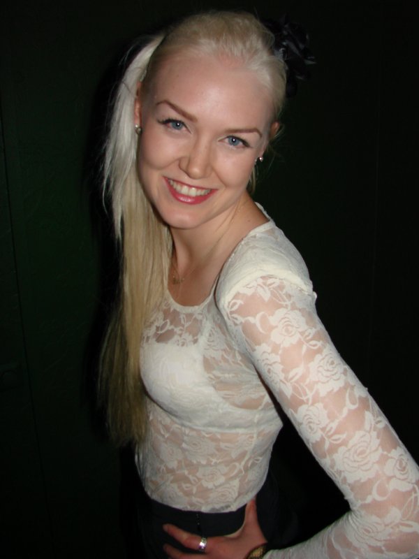 Fredan Tivoli 4.6. Myyjä Anniina, 21. Pitsi on in, koska se sopii huonommin ulko-olosuhteisiin.