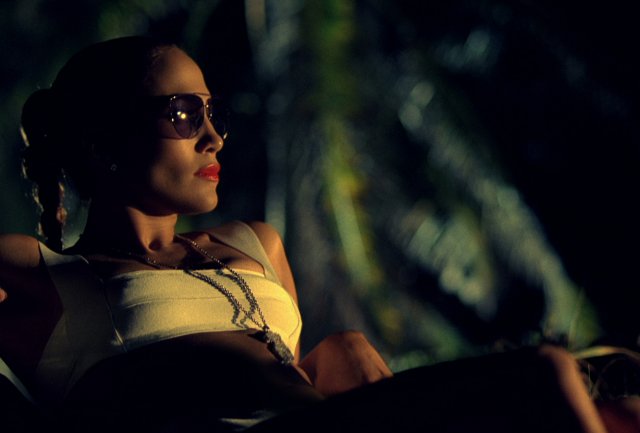 JLo pimeässä I'm into you -videossa