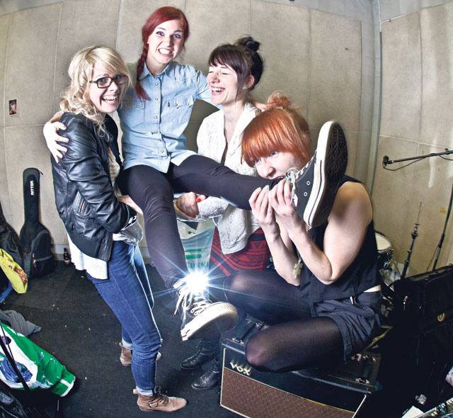 The Wrecking Queensin tytöt vetivät hirveimmän keikkansa Säkylässä, koska siellä ei asu ketään.