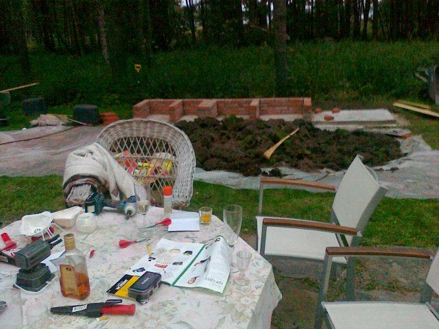 Kesäkeittiön perusta on valettu ja ensimmäiset tiilirivit muurattu