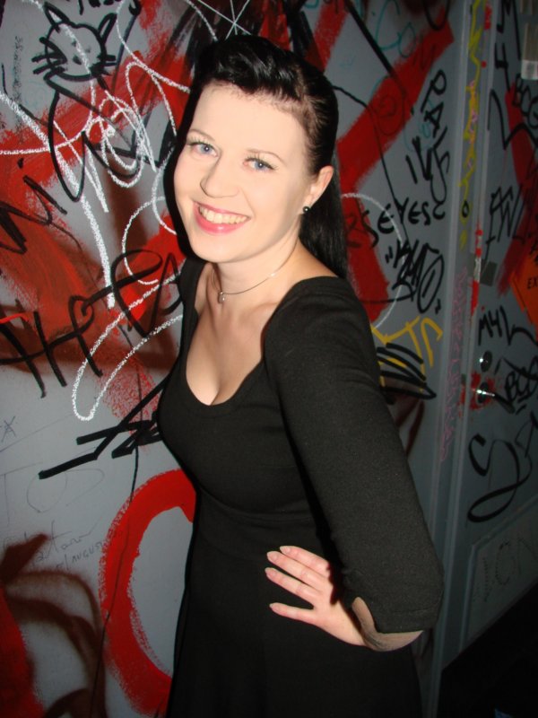 Roska 19.8. Teatteripuvustaja Anne, 31. Mutta missä on Ellu?