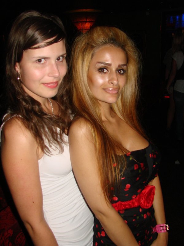 Fredan Tivolin syyskauden avajaiset 19.8. Akroekologian opiskelija Mirka, 23, ja operaattori Amrita, 24. Jonoon, mars!