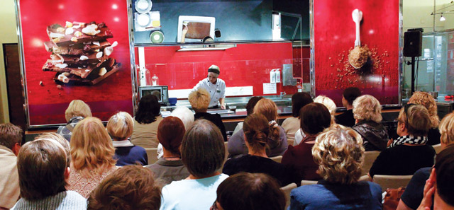 Fazerilla taituroidaan suklaalla.