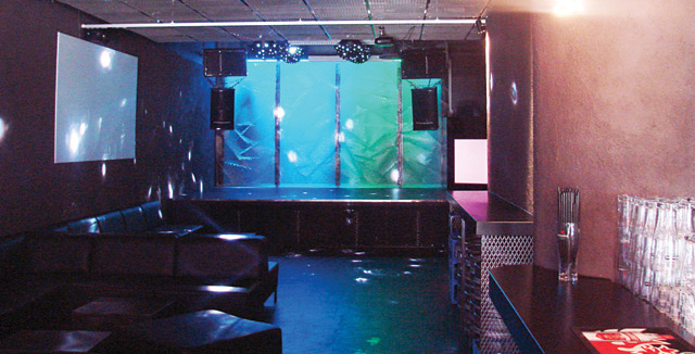 K23:ssa on tanssilattian yllä erityiset ”siili”-valot, joiden alkuperäiset versiot ovat olleet vanhassa DTM:ssä.