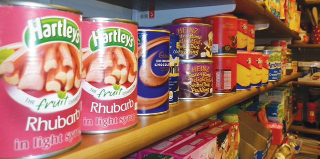 Papuja ja Oxo-liemikuutioita? Tie Britteihin käy Kauppahallin kautta. (Kuva: Hannu Waher)