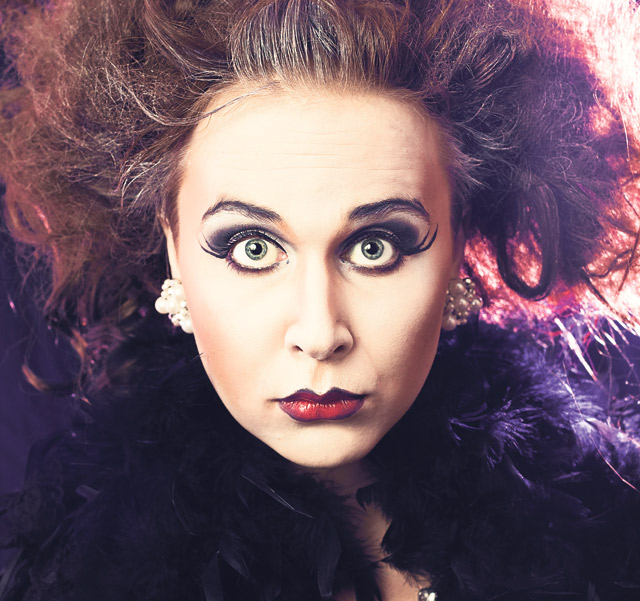 Ville Kekäläisen drag-hahmossa ei yritetä peitellä sitä, että esittäjä on mies.