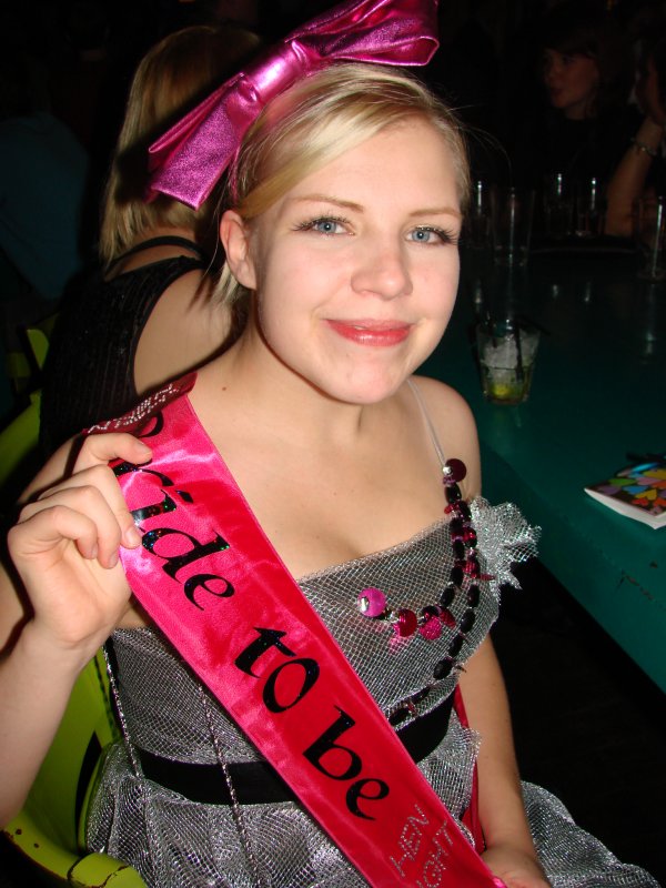 Cuba 22.10. Tuleva morsian Enni, 23, osaa myös mennä.