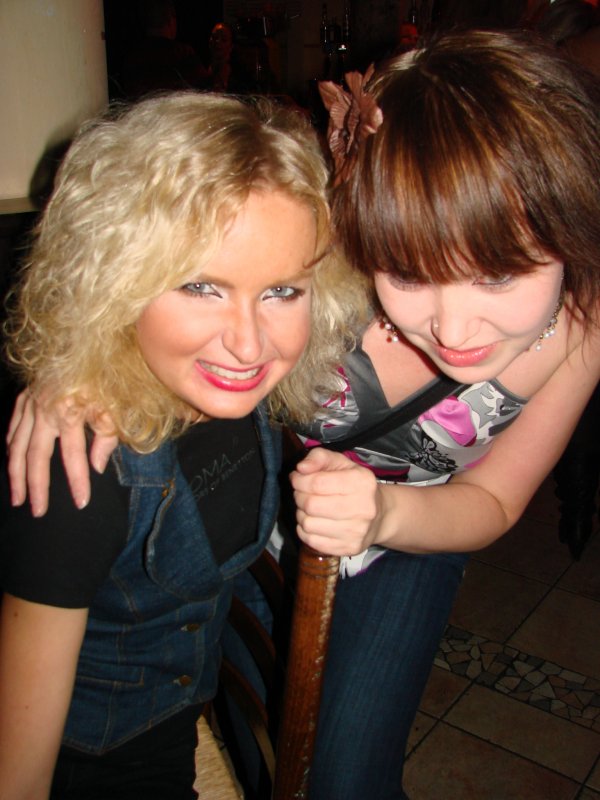 Popkellari 22.10. Myyntineuvottelija Satu, 29, ja myyjä Minna, 28, myyvän näköisiniä.