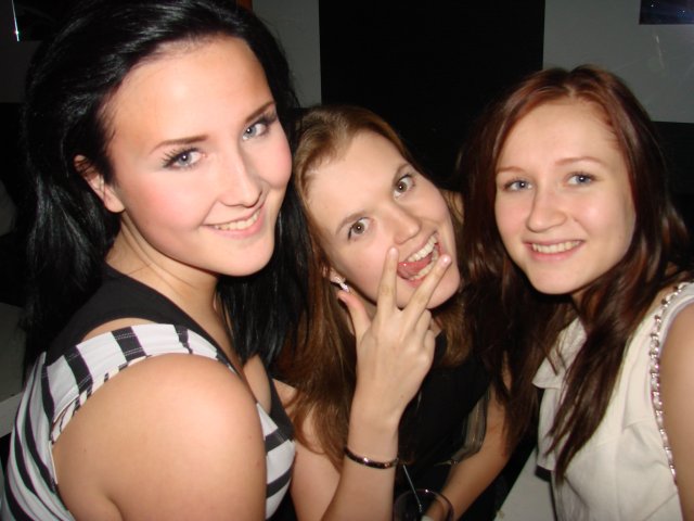 Onnela 7v 26.10. Kaverukset Mervi, 19, Pauliina, 19, ja Paula, 19. Pauliina revitteli.