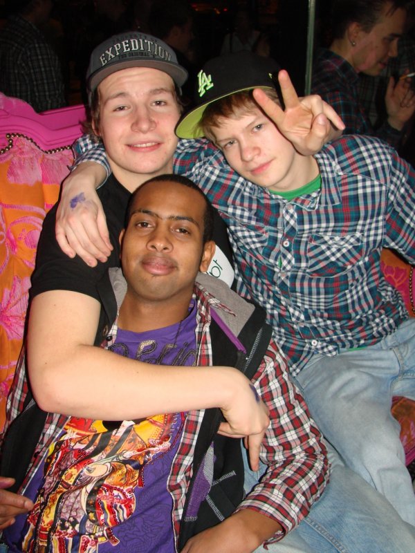 Baarikärpänen 25.11. Kaverukset Musse, 21, Mikael, 22, ja Pete, 23, olivat juomassa. Mitäs sitä kiertelemään.