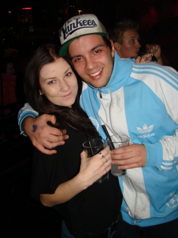 Baarikärpänen 25.11. Opiskelija Jenna, 18, ja autokorjaaja Angelos, 18. Lähes taivaallinen mies.