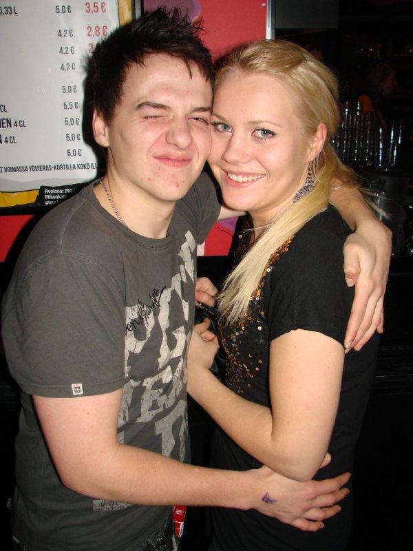 Baarikärpänen 25.11. Varastotyöntekijä Eero, 20 ja kemian opiskelija Veera, 20. Juuri sitä oikeenlaista.