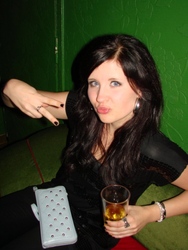 Tivoli 25.11. Elina, 18, etsii töitä. Eikä pelkästään baareista.