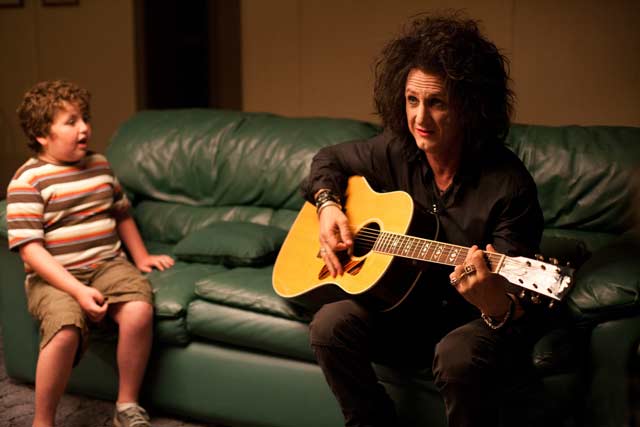 Sean Penn näyttää uskottavasti väljähtäneeltä rokkarilta leffassa This Must Be the Place.