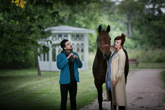 Eva ja Manu harrastivat reissuillaan vuorikiipeilyä ja ratsastusta. Eräällä tilalla Eva sai Reiki-hoitajan koulutuksen.