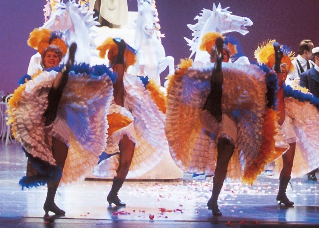 Tanssikohtaus Giacomo Puccinin La Rondinessa.